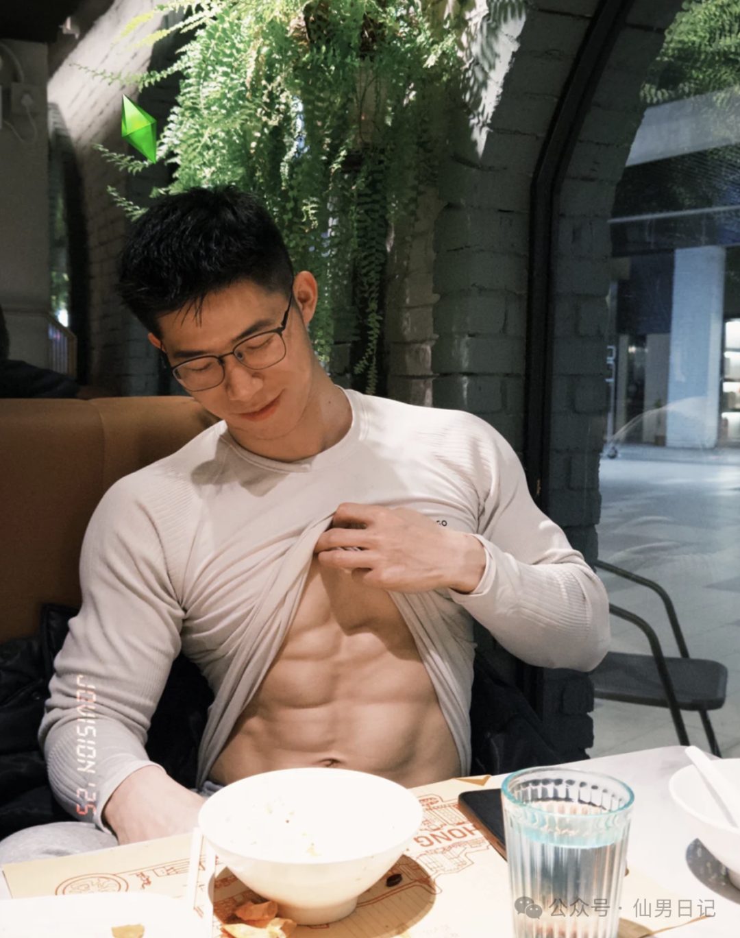 闷骚体育生在餐厅秀腹肌火出圈了……