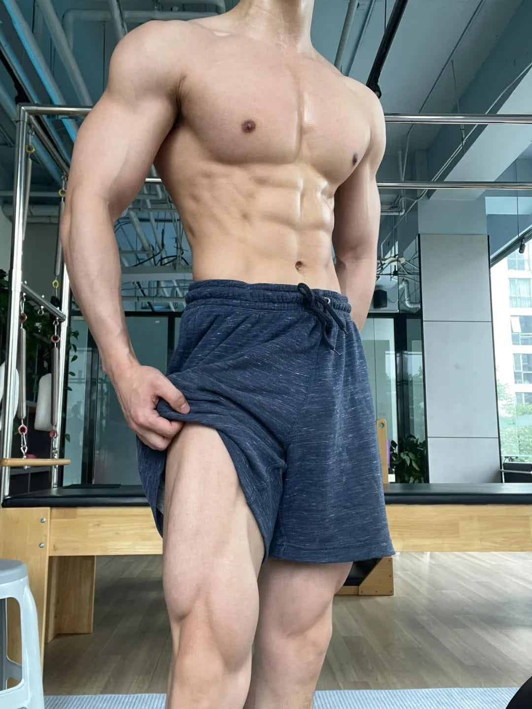 图片[1]-26岁北京自由健身教练，晒泵感肌肉，砖头胸格子腹还有牛蛙臂，这身材可以制霸健身房了-潮男潮北-潮男潮北