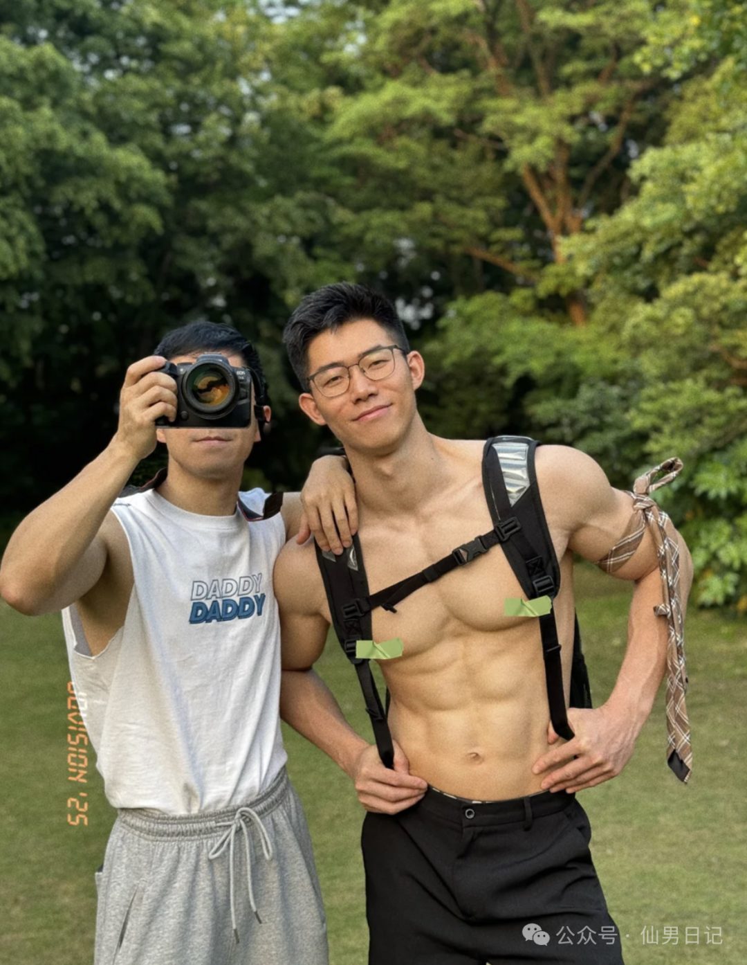 闷骚体育生在餐厅秀腹肌火出圈了……