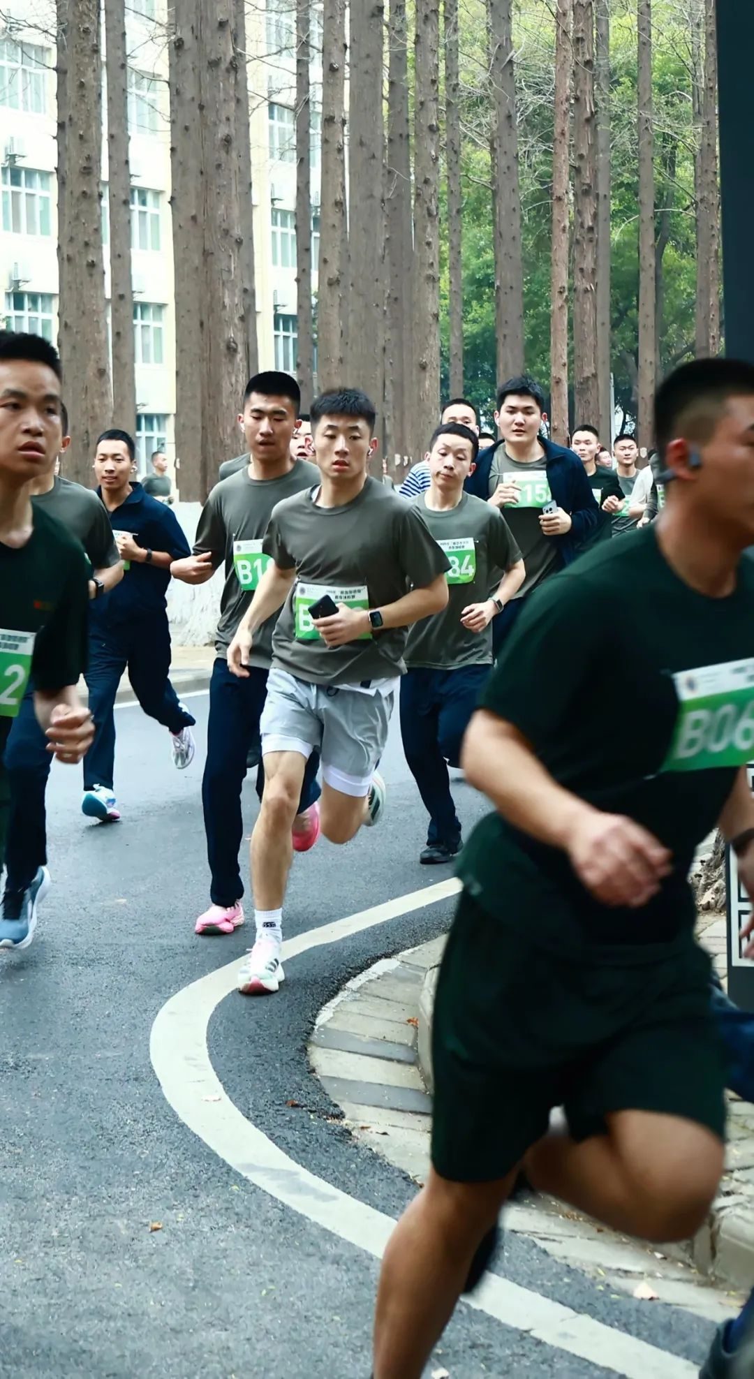 武汉体育学院的体育生小哥，穿灰裤子好看！