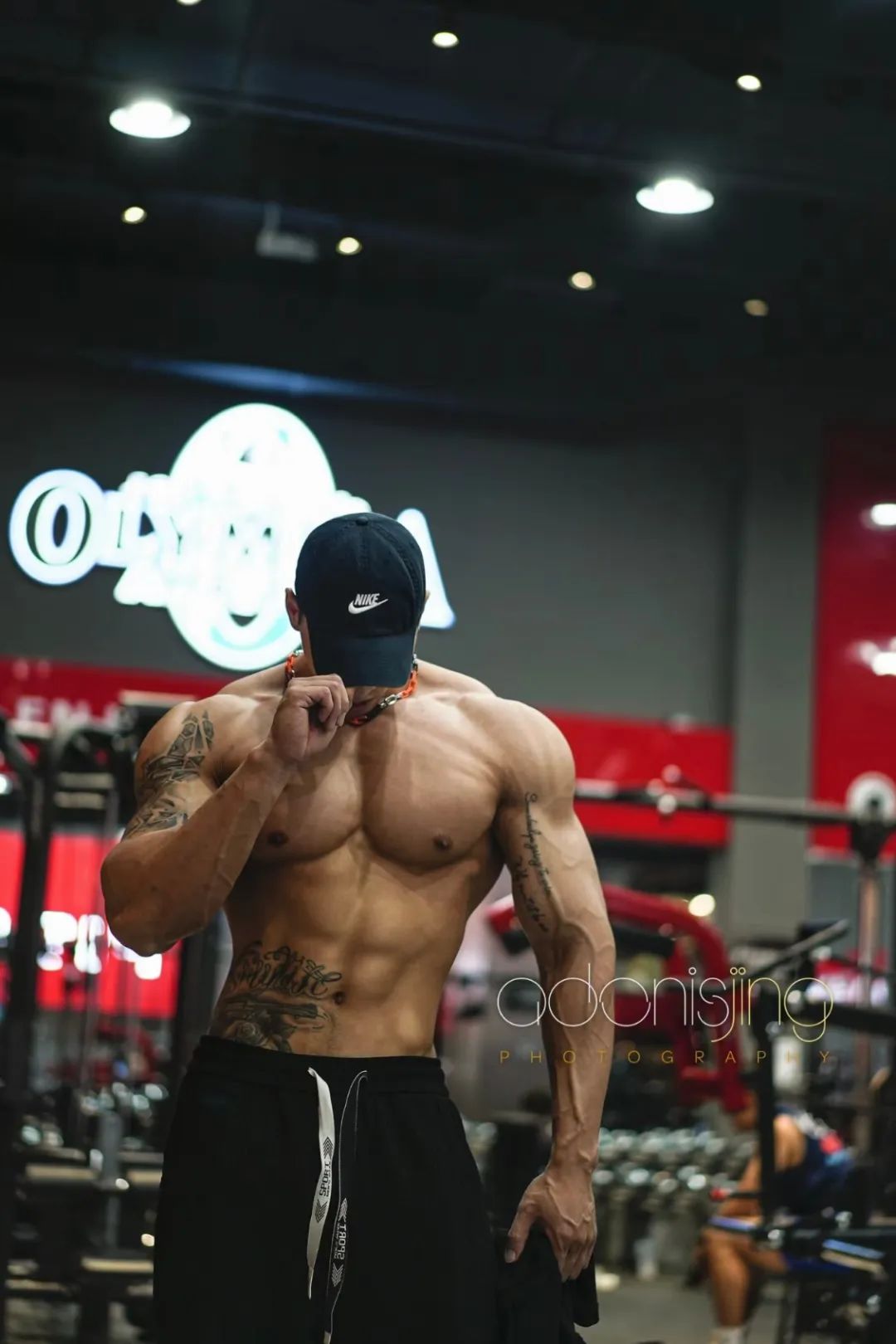 身高 187 的健身肌肉男网红，野外写真秀面包胸格子腹还有南瓜肩，这身材颜值简直绝绝子