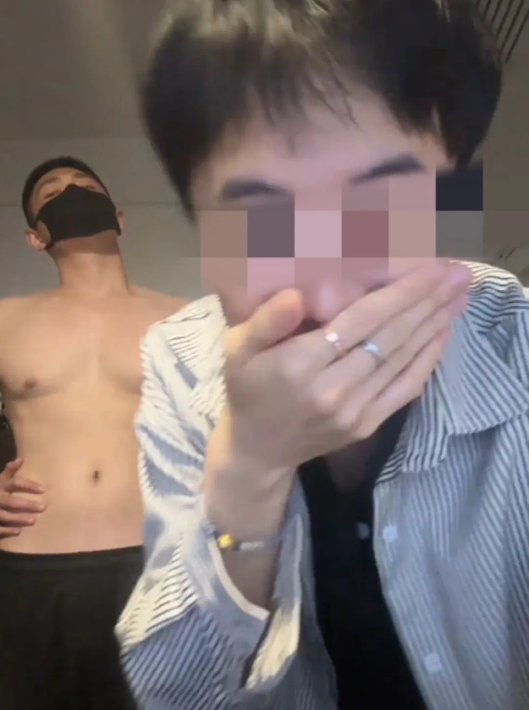 抖音网红官宣：与舅舅在一起了，舅妈离婚退出，舅舅的脂包肌好吸睛！