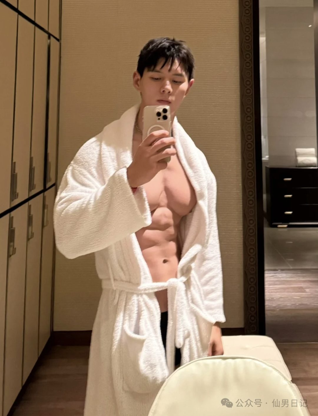 市场行情不好，体育生男模靠内裤圈粉……