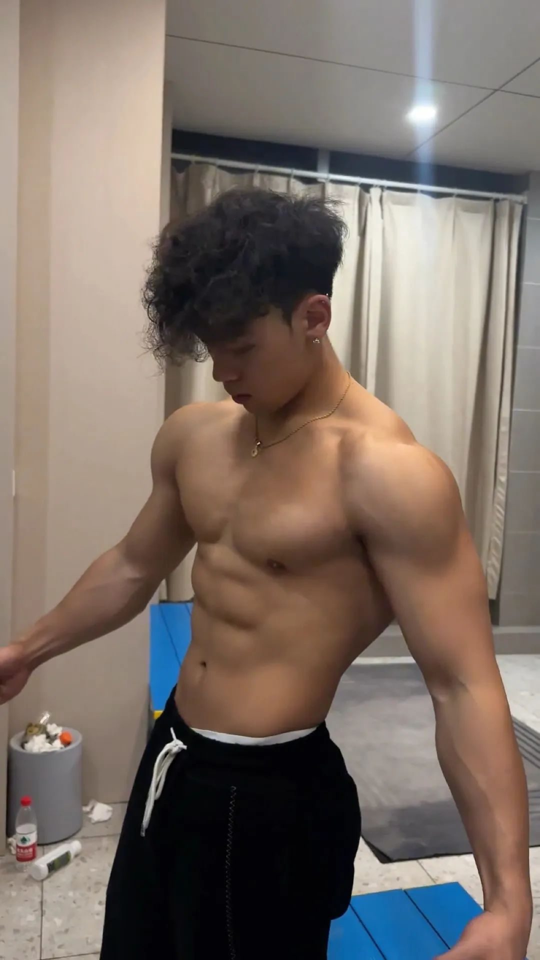 这个抖音 4W 粉的博主！？也被男记者采访了…