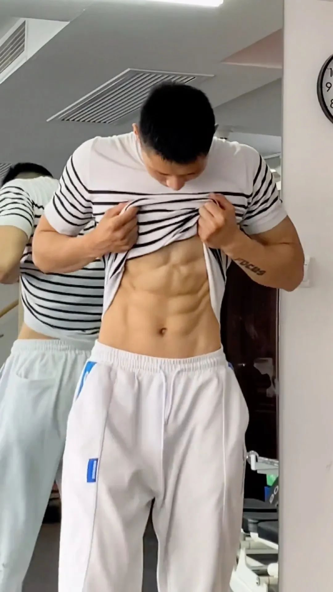 抖音 11.3W 粉丝、身高 188 厘 CM、爱打篮球的他，也被采访了！？
