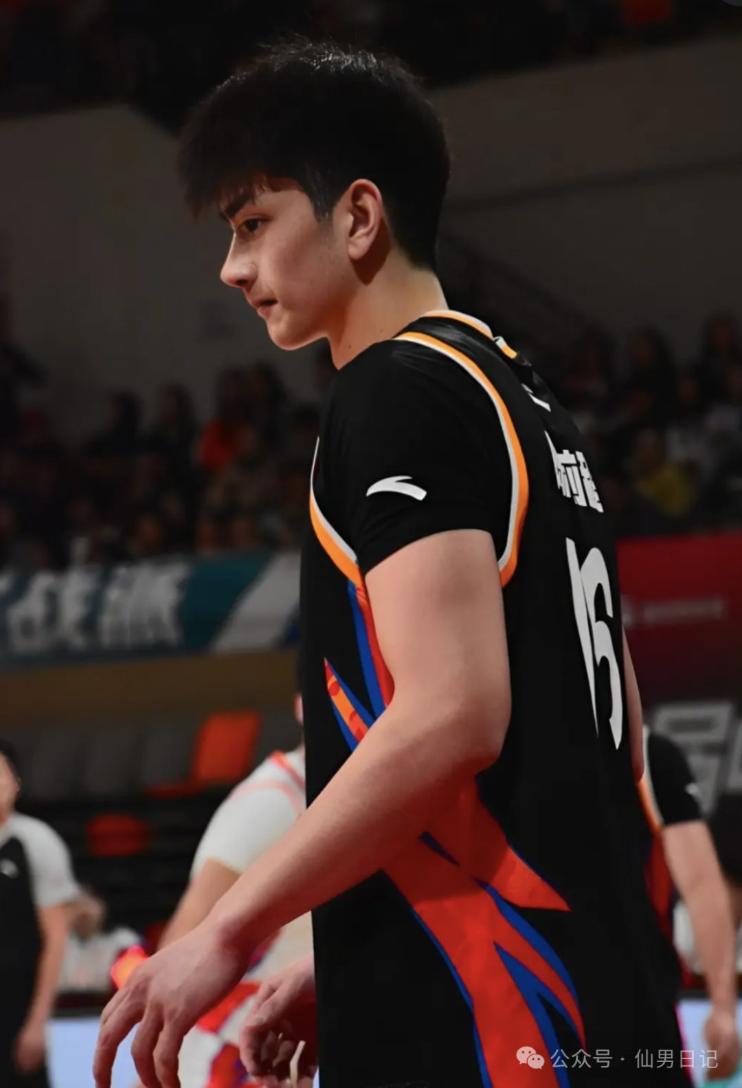一双大脚被骂上热搜，正主竟然是 195cm 体育生帅哥！