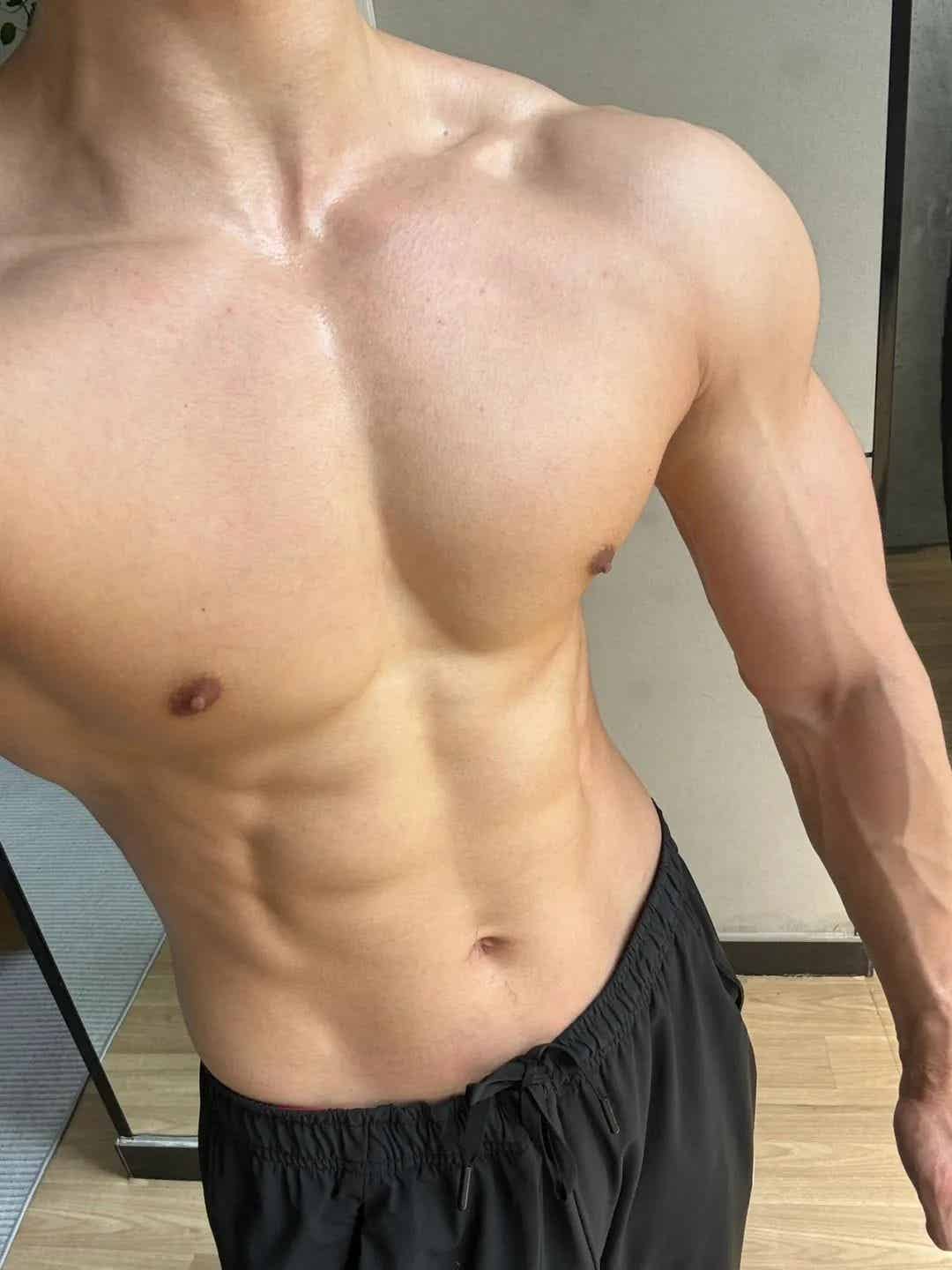 图片[9]-26岁北京自由健身教练，晒泵感肌肉，砖头胸格子腹还有牛蛙臂，这身材可以制霸健身房了-潮男潮北-潮男潮北