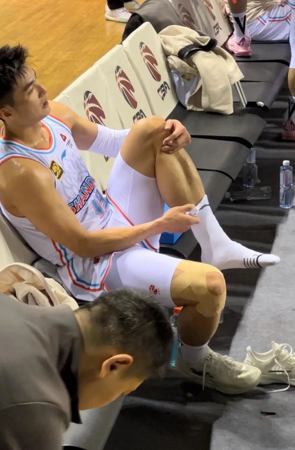 篮球运动员换鞋被偷拍，网友惊喜：比杨鸣还有那味…