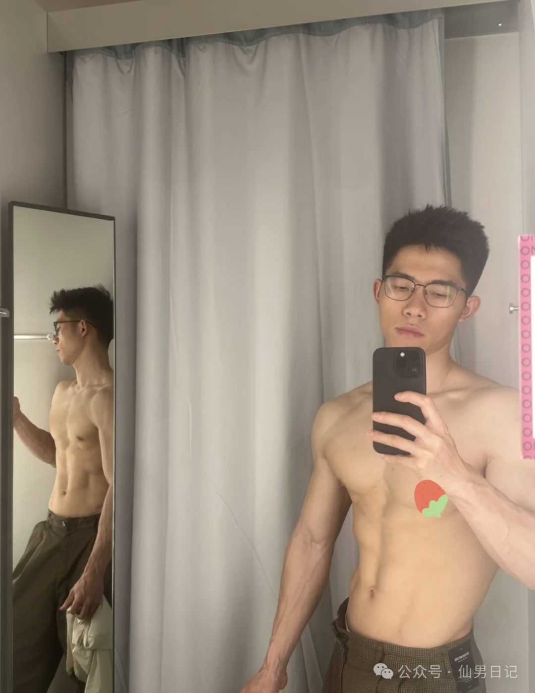 闷骚体育生在餐厅秀腹肌火出圈了……