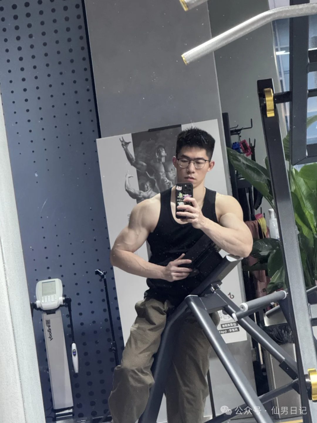 闷骚体育生在餐厅秀腹肌火出圈了……