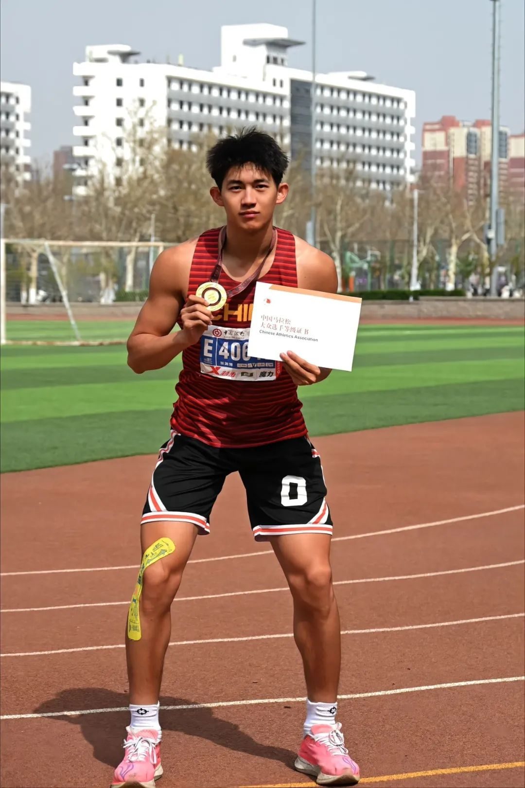 清华大学体育生长什么样？黑皮小腹肌满意吗？