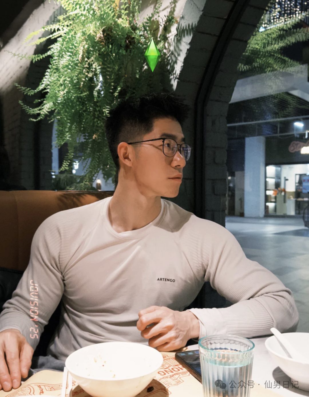闷骚体育生在餐厅秀腹肌火出圈了……