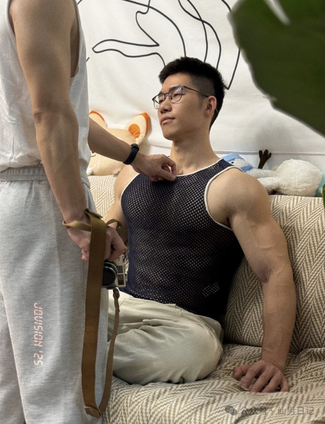 闷骚体育生在餐厅秀腹肌火出圈了……