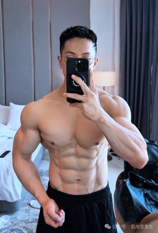 运动博主，硬实腹肌硬凹蝴蝶背，这大腿条状肌肉线条太犯规了