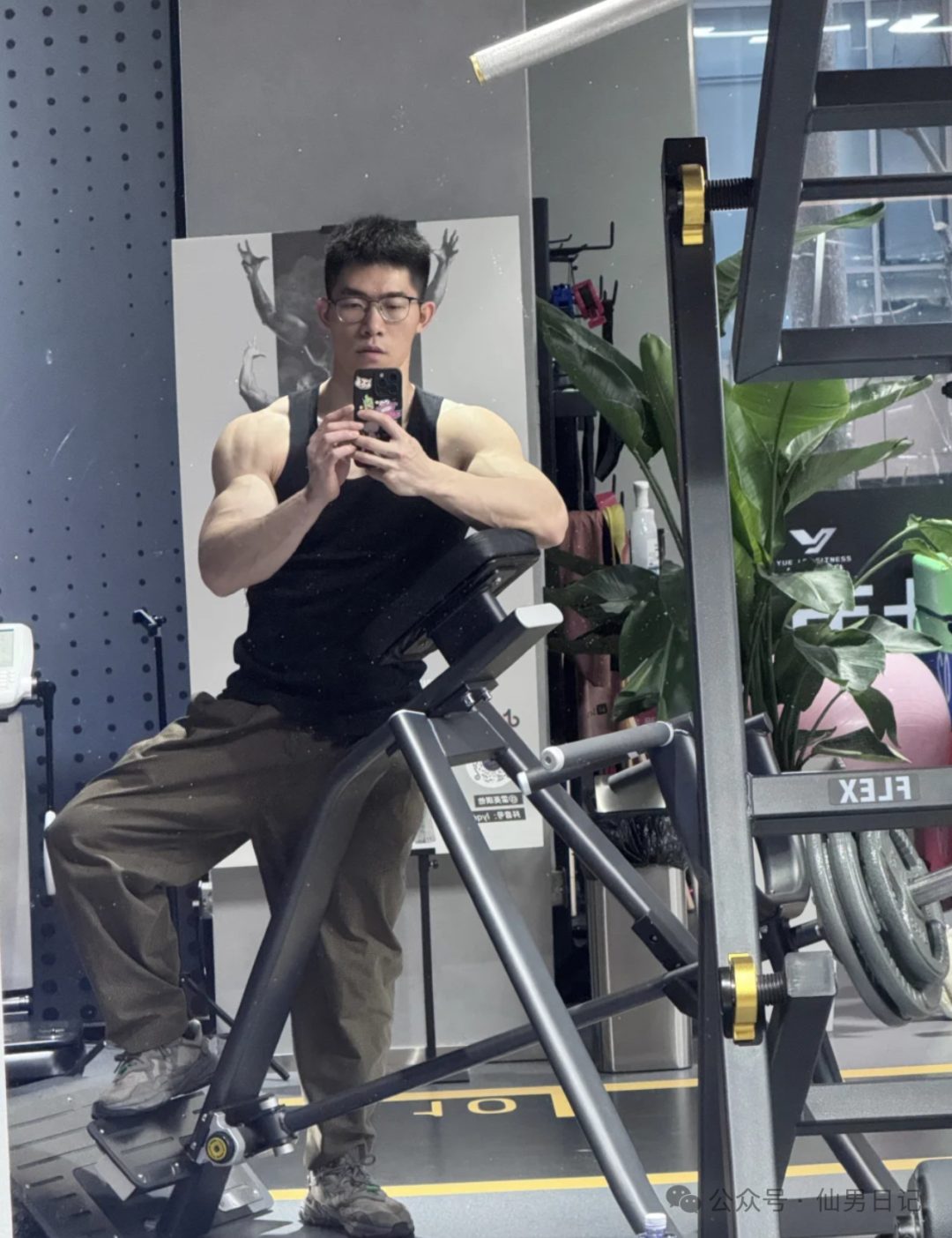 闷骚体育生在餐厅秀腹肌火出圈了……