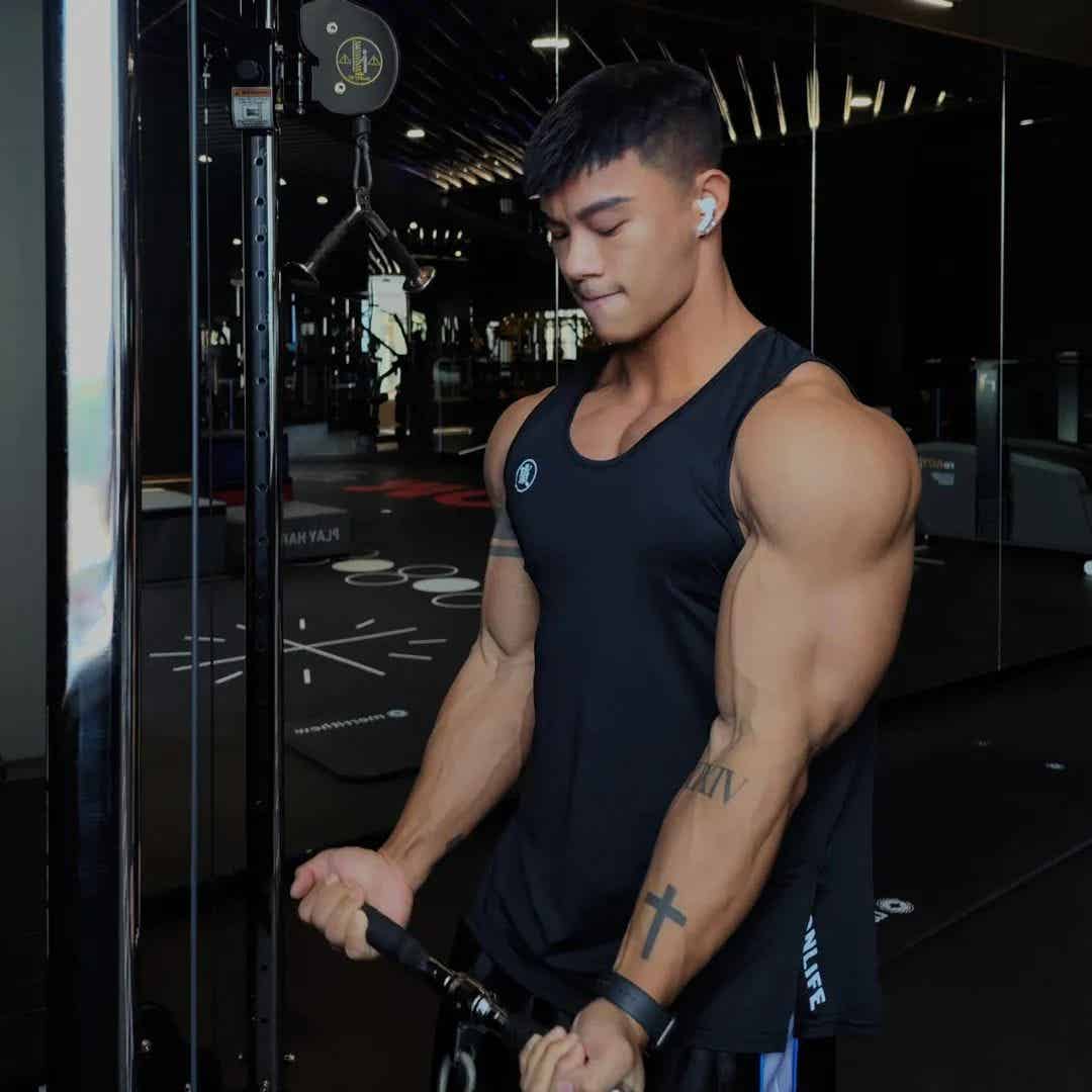 来自广州的健身网红，自信展示花瓣肩葫芦臂超大胸和布满小腹格子腹，这肌肉身材好的过分了-潮男潮北