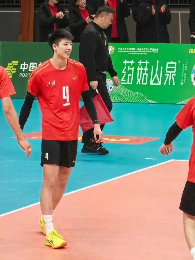 江苏 197CM 的排球小哥吴昊泽太帅了，19 岁的少年圈粉无数