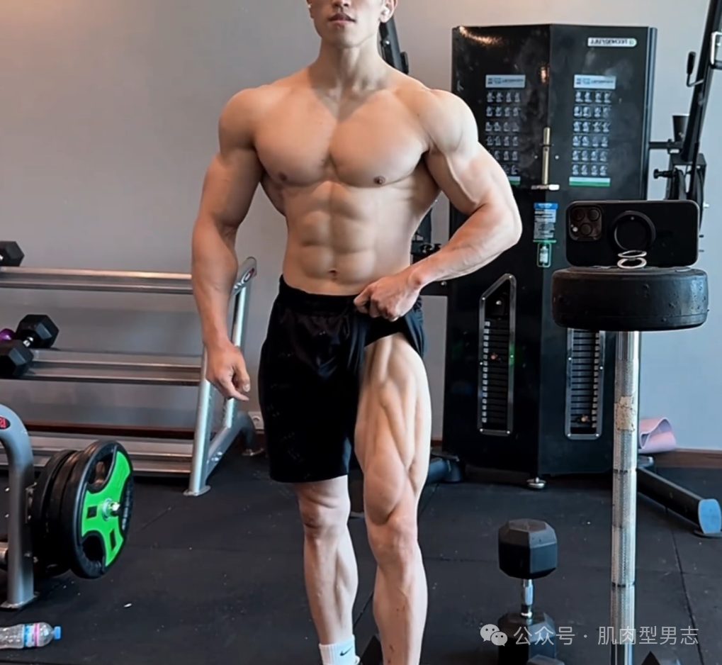 运动博主，硬实腹肌硬凹蝴蝶背，这大腿条状肌肉线条太犯规了