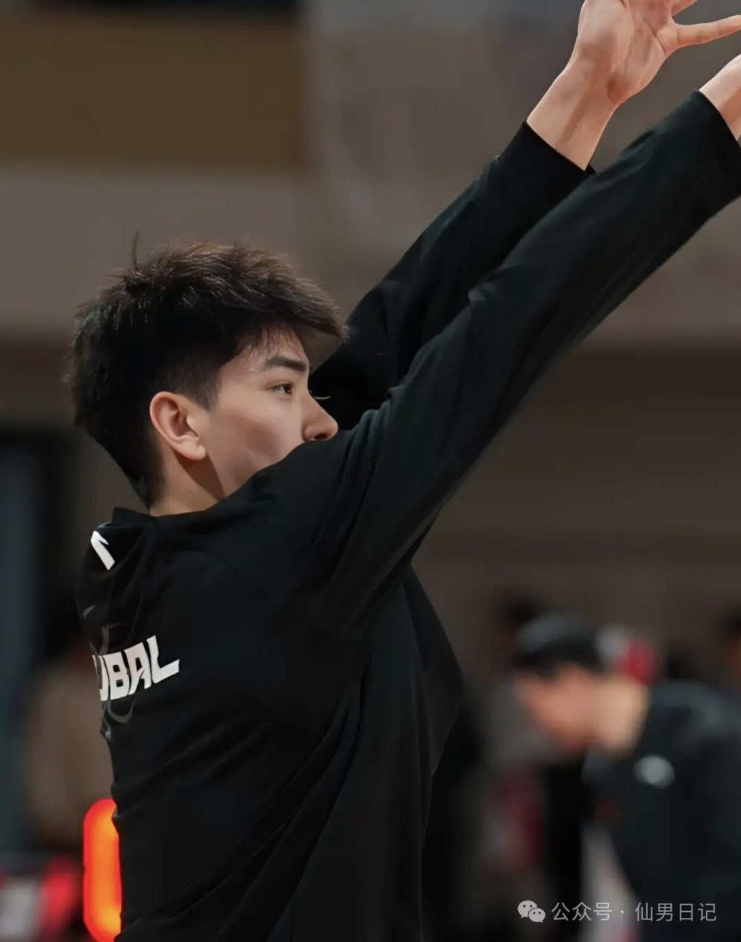 一双大脚被骂上热搜，正主竟然是 195cm 体育生帅哥！