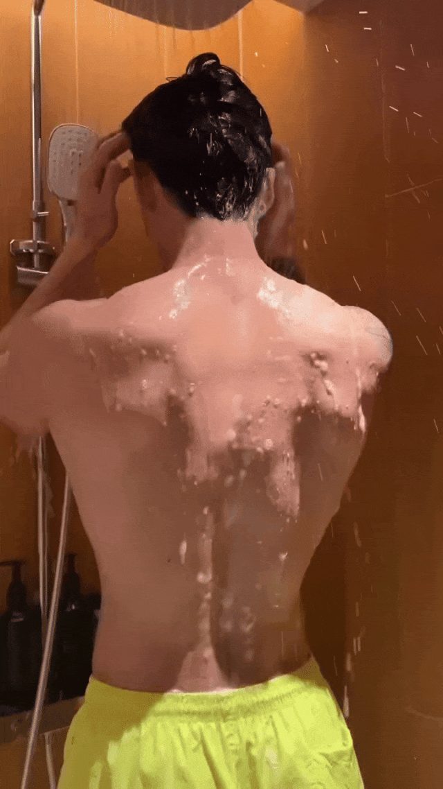 拍过双男主短剧的肌肉帅哥，洗澡小视频已疯传