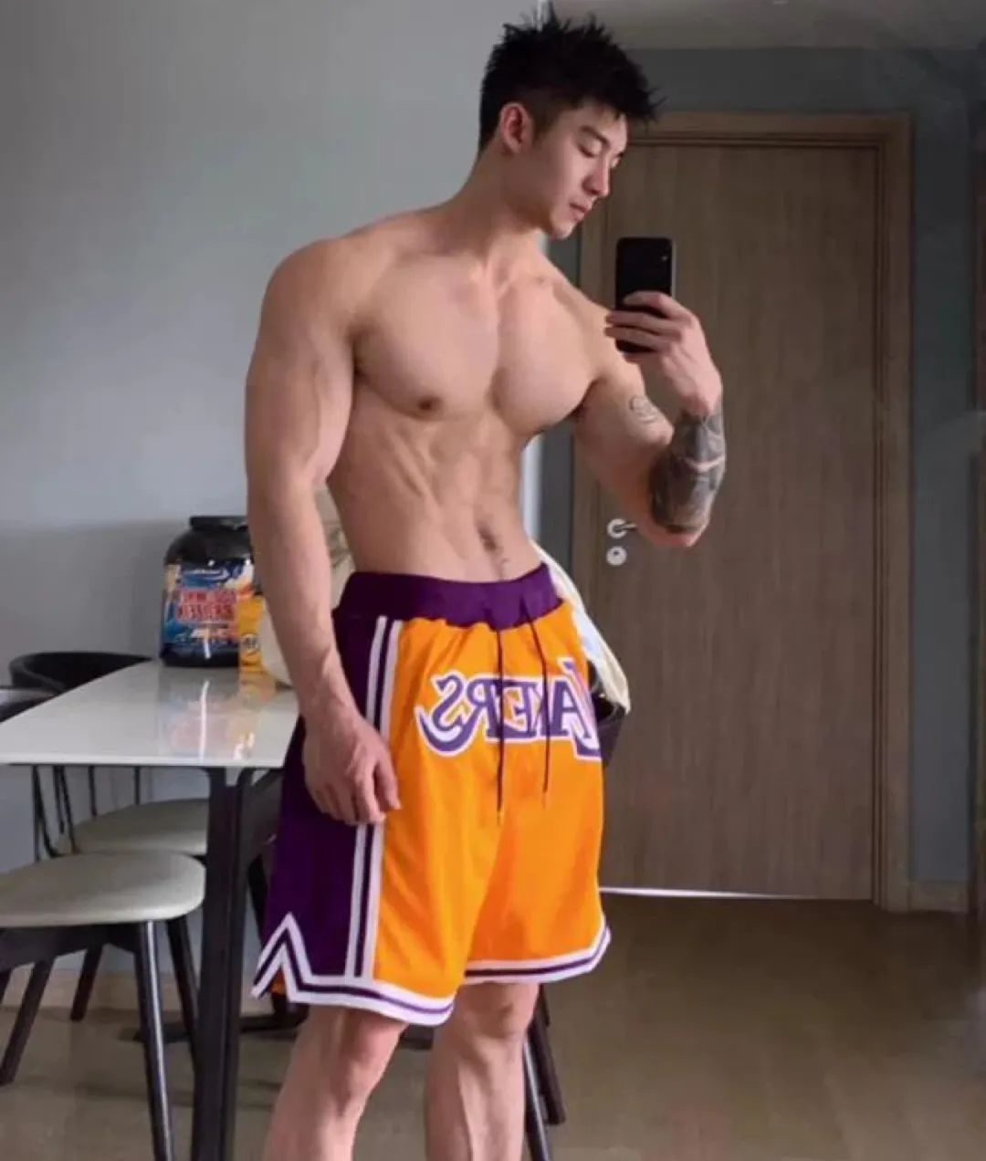 拍过双男主短剧的肌肉帅哥，洗澡小视频已疯传