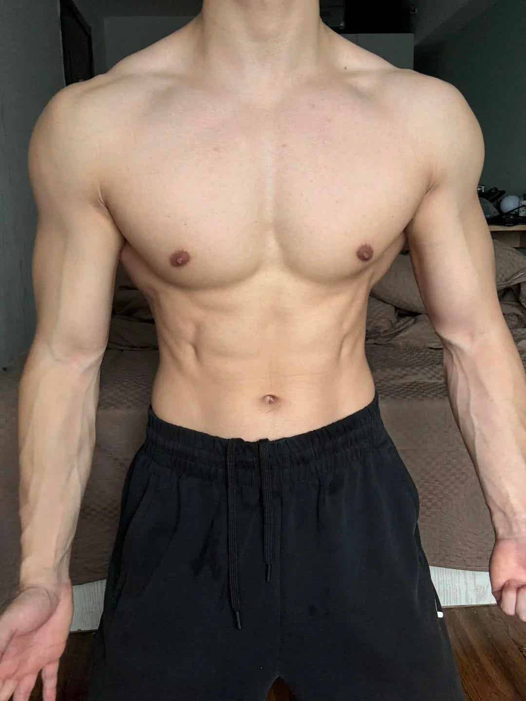 图片[3]-26岁北京自由健身教练，晒泵感肌肉，砖头胸格子腹还有牛蛙臂，这身材可以制霸健身房了-潮男潮北-潮男潮北