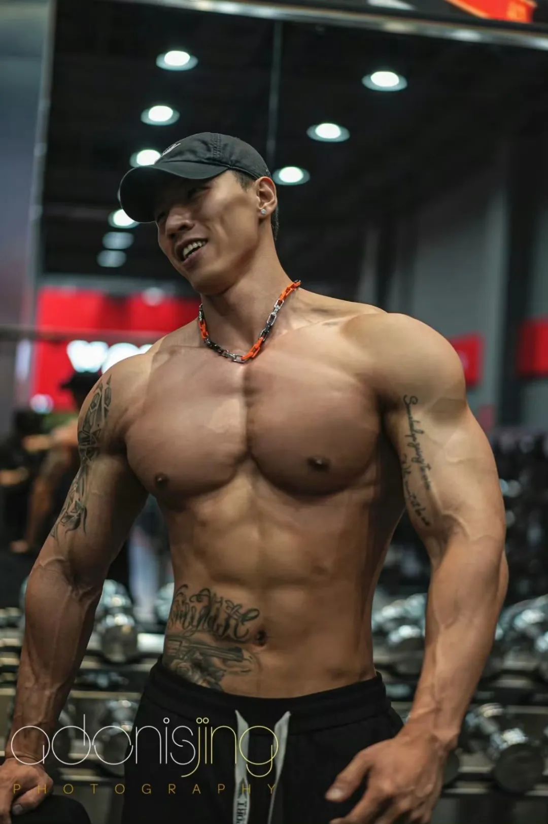 身高 187 的健身肌肉男网红，野外写真秀面包胸格子腹还有南瓜肩，这身材颜值简直绝绝子