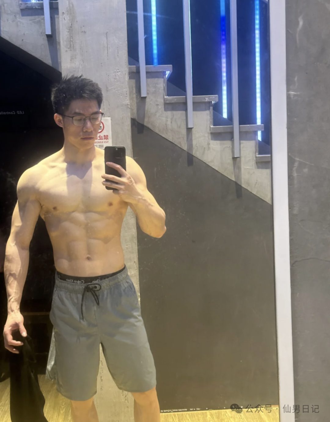 闷骚体育生在餐厅秀腹肌火出圈了……