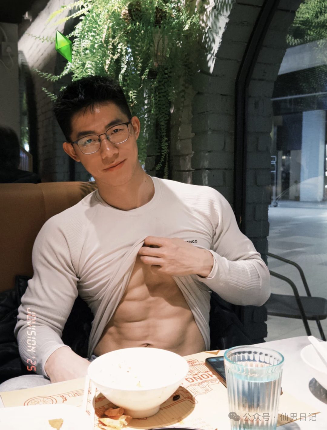 闷骚体育生在餐厅秀腹肌火出圈了……