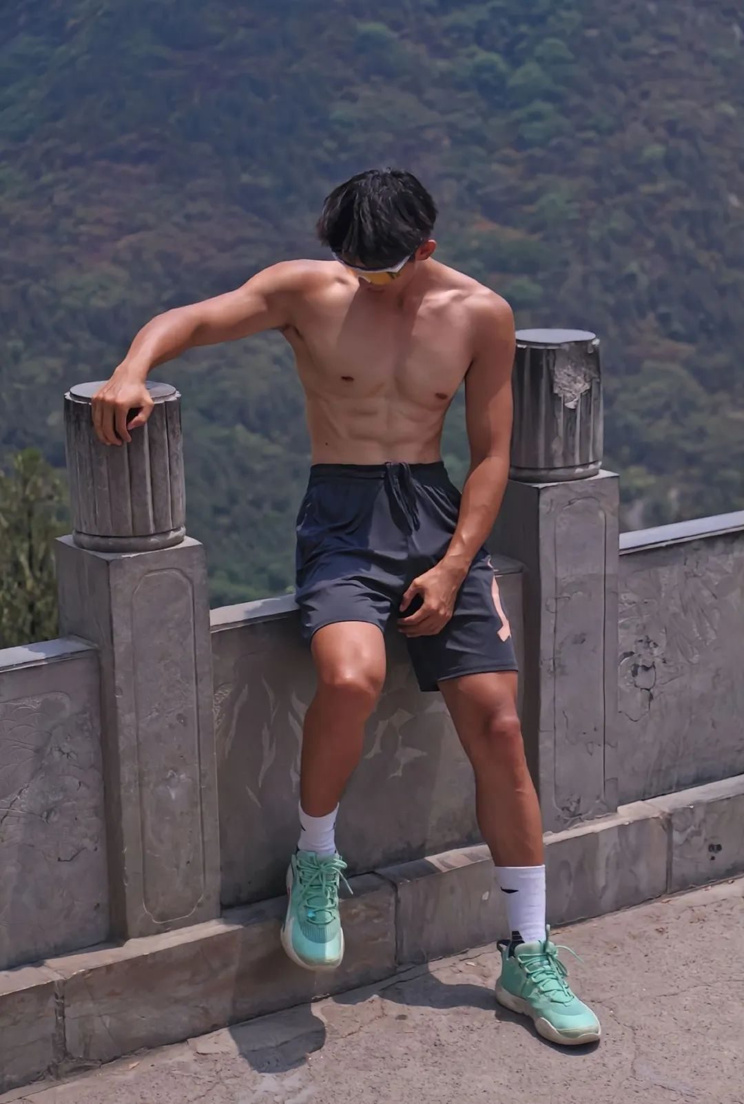 清华大学体育生长什么样？黑皮小腹肌满意吗？