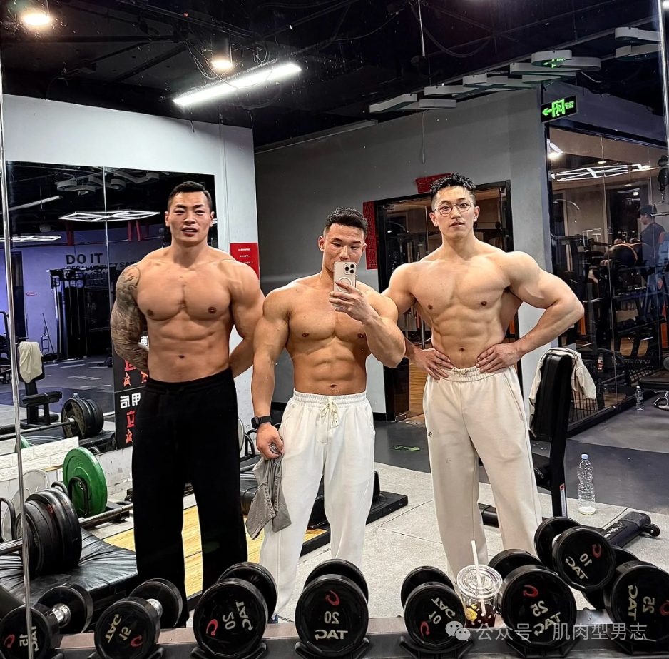 运动博主，硬实腹肌硬凹蝴蝶背，这大腿条状肌肉线条太犯规了