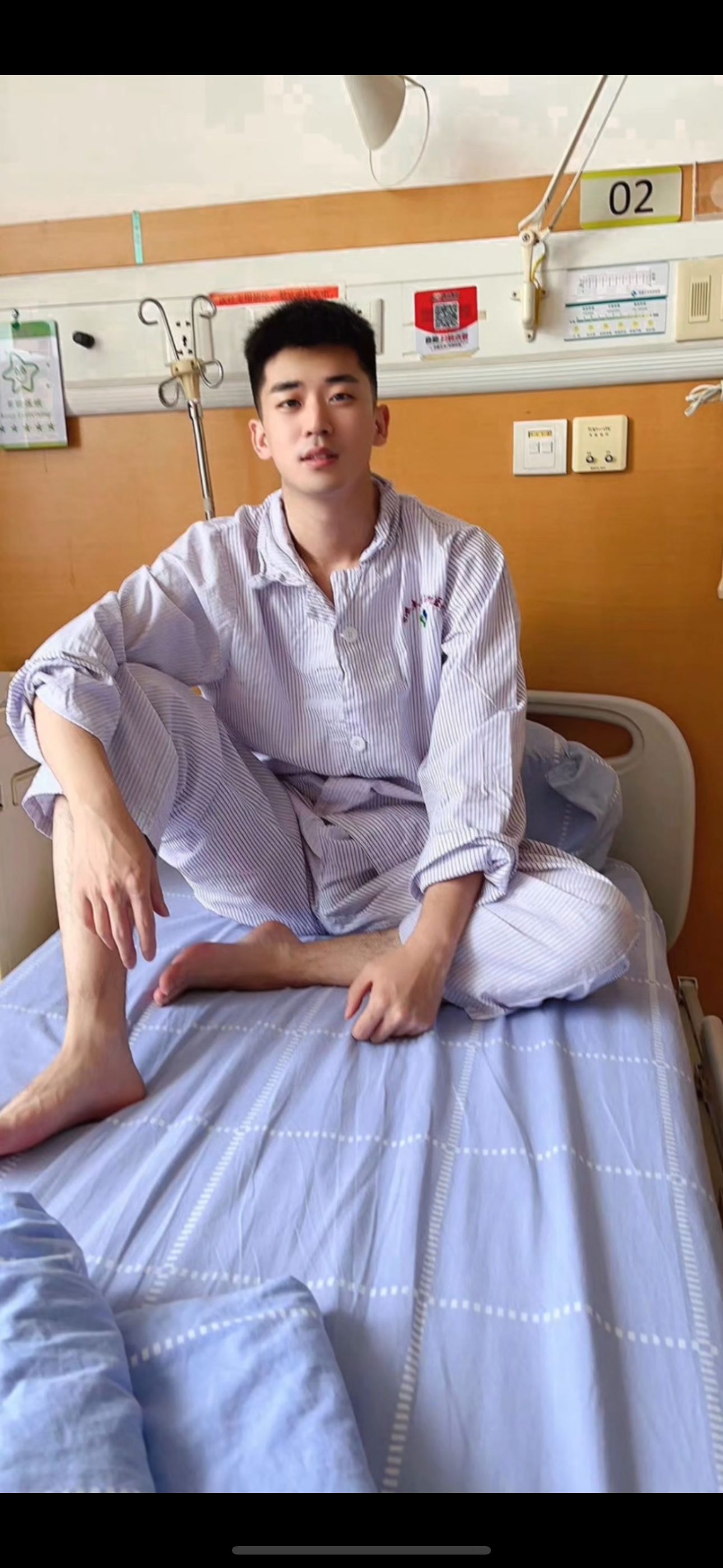 病床上都帅到出圈，穿病号服都挡不住的实力！