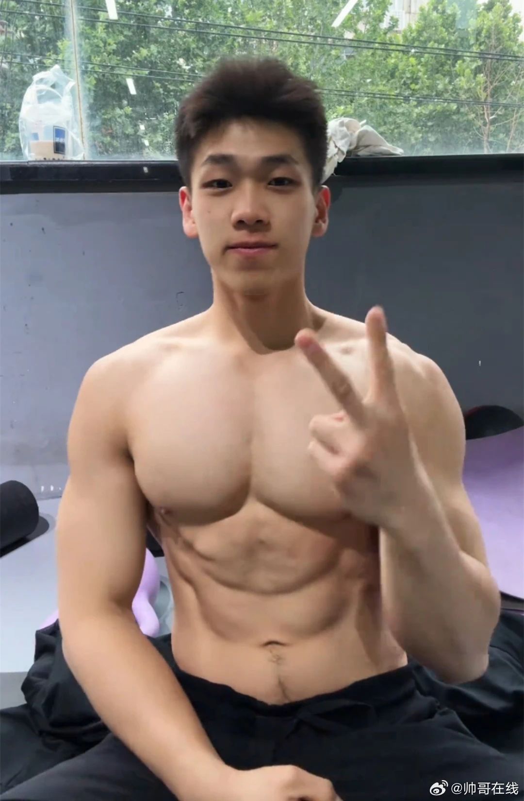 肌肉男大撞脸宏翔走红，这胸肌比宏翔大了好几个维度啊！