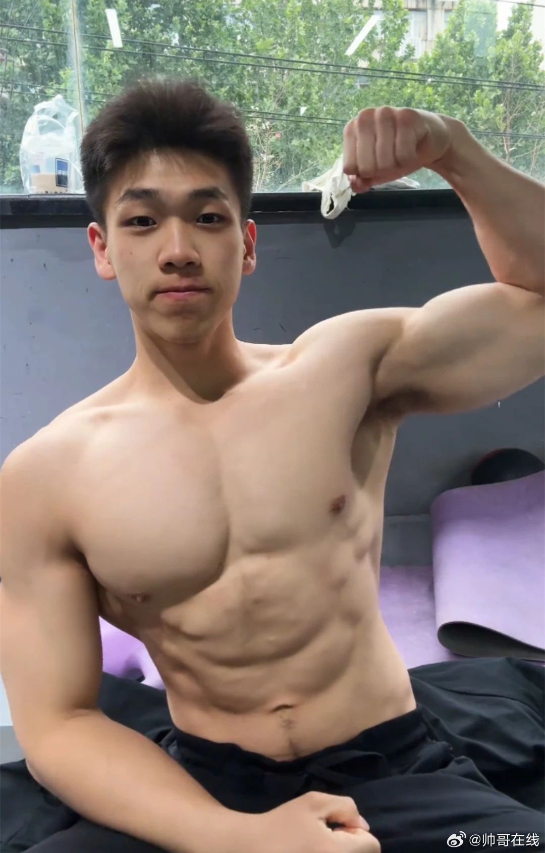 肌肉男大撞脸宏翔走红，这胸肌比宏翔大了好几个维度啊！