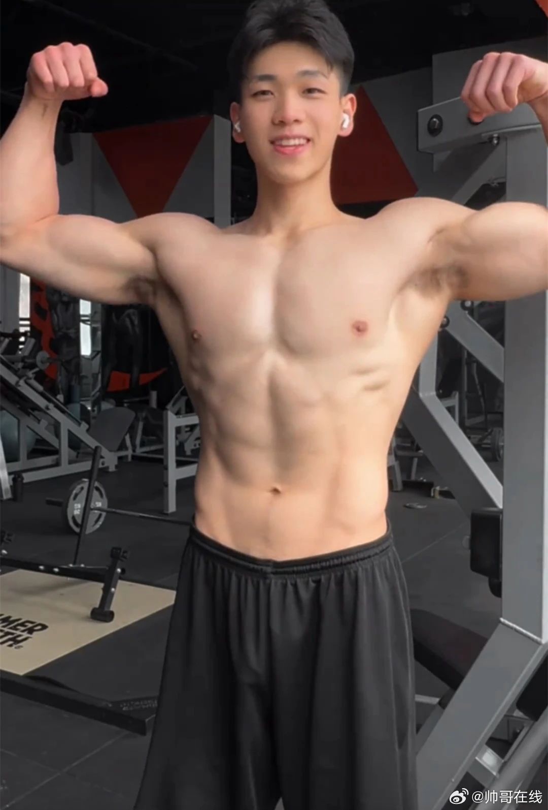肌肉男大撞脸宏翔走红，这胸肌比宏翔大了好几个维度啊！