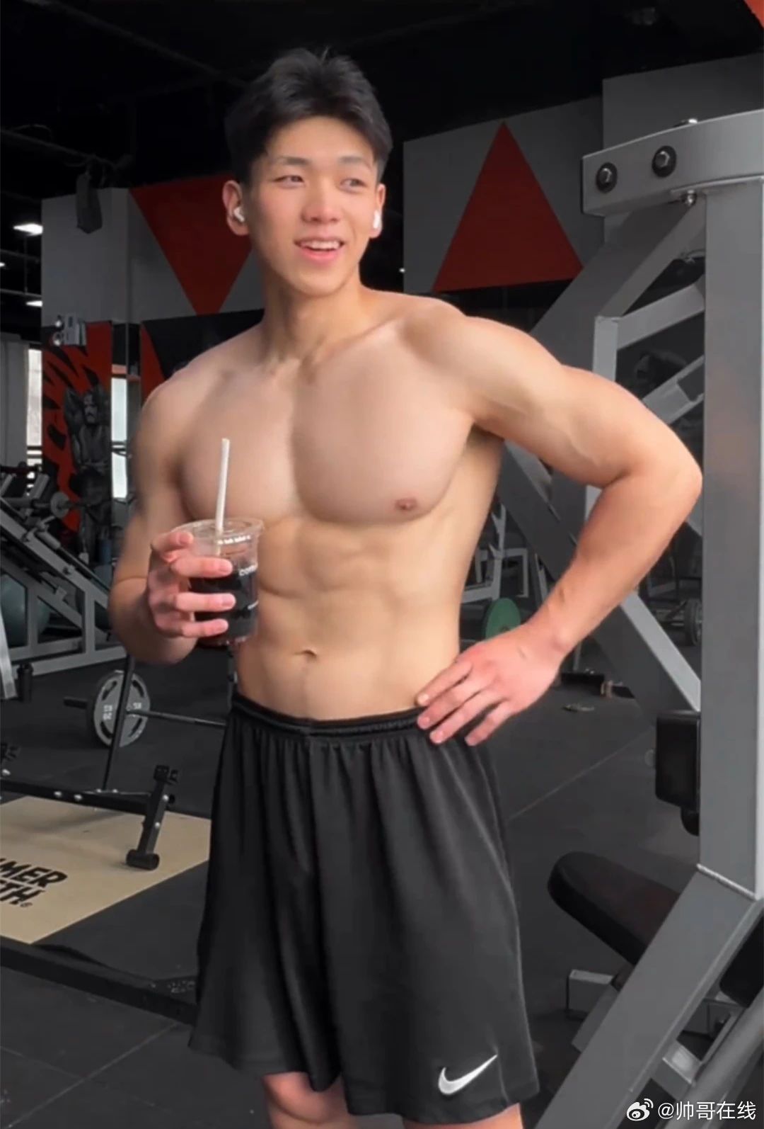 肌肉男大撞脸宏翔走红，这胸肌比宏翔大了好几个维度啊！
