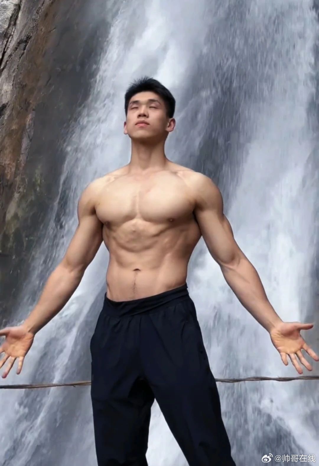肌肉男大撞脸宏翔走红，这胸肌比宏翔大了好几个维度啊！