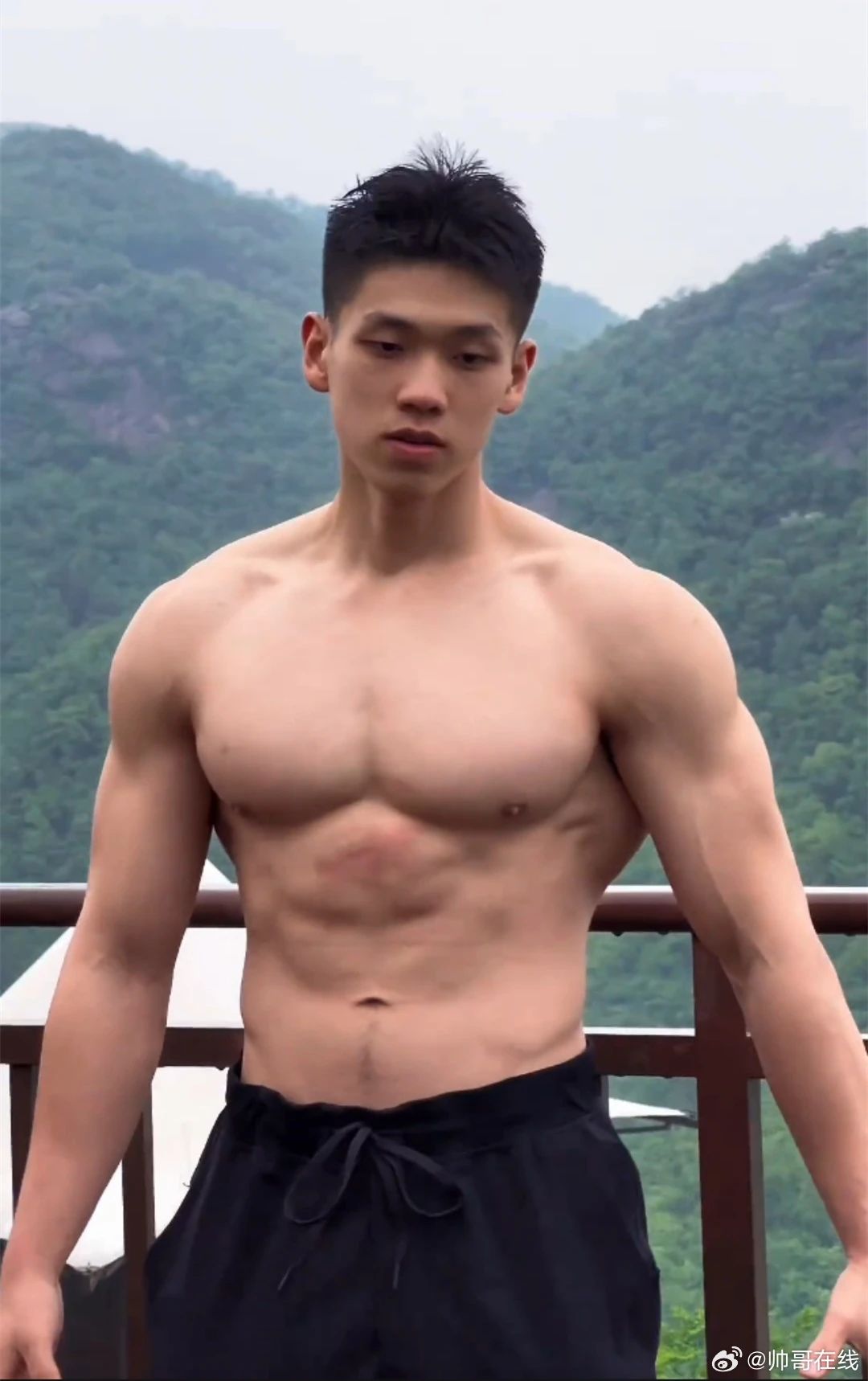 肌肉男大撞脸宏翔走红，这胸肌比宏翔大了好几个维度啊！