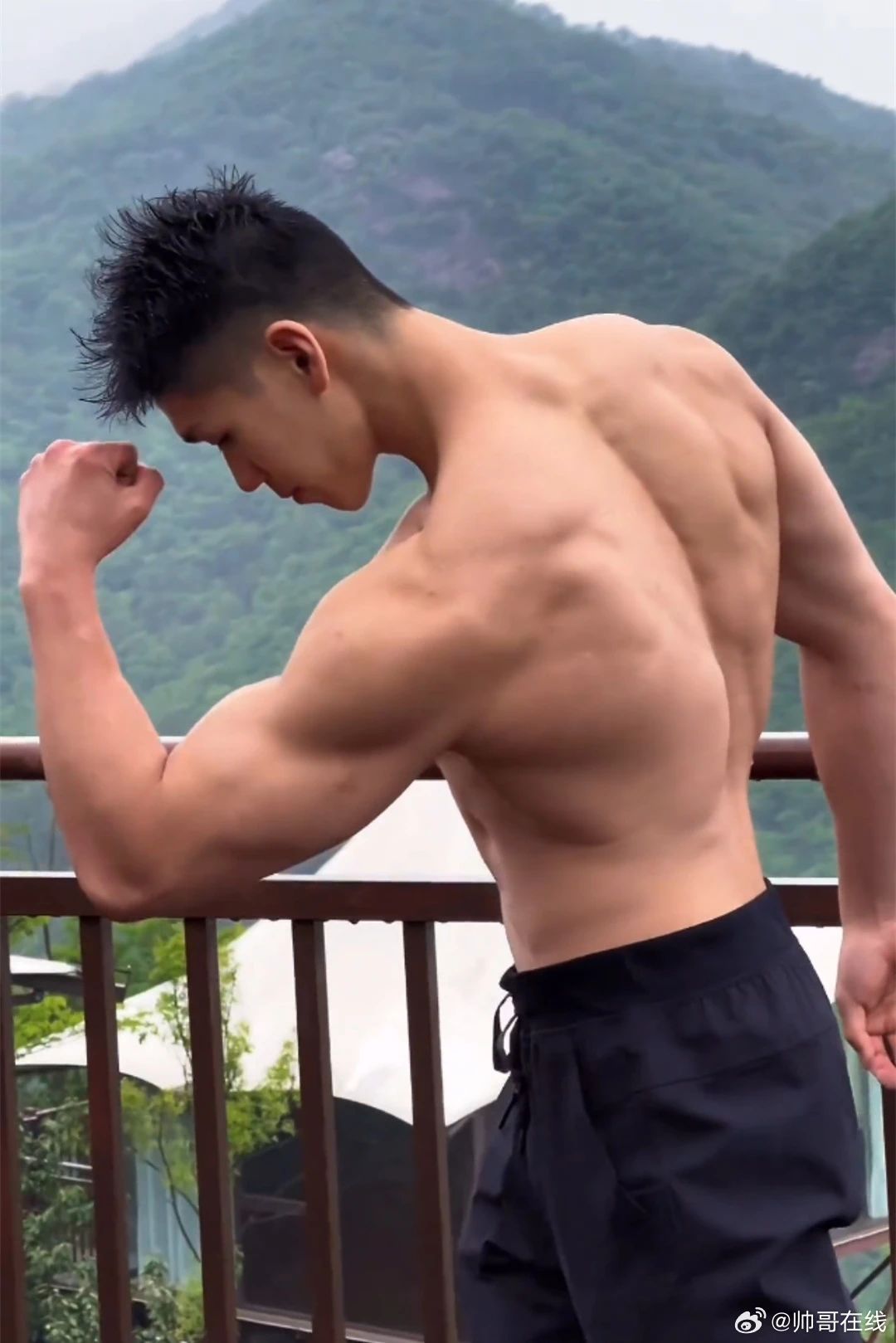 肌肉男大撞脸宏翔走红，这胸肌比宏翔大了好几个维度啊！