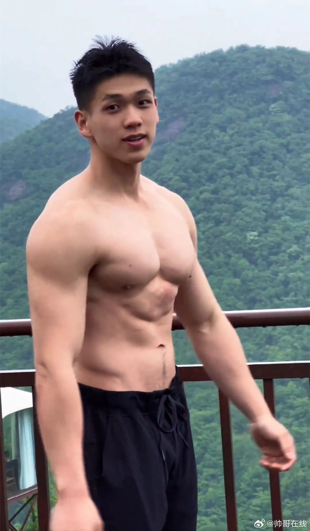 肌肉男大撞脸宏翔走红，这胸肌比宏翔大了好几个维度啊！
