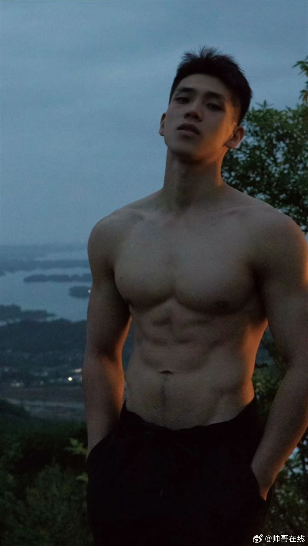 肌肉男大撞脸宏翔走红，这胸肌比宏翔大了好几个维度啊！