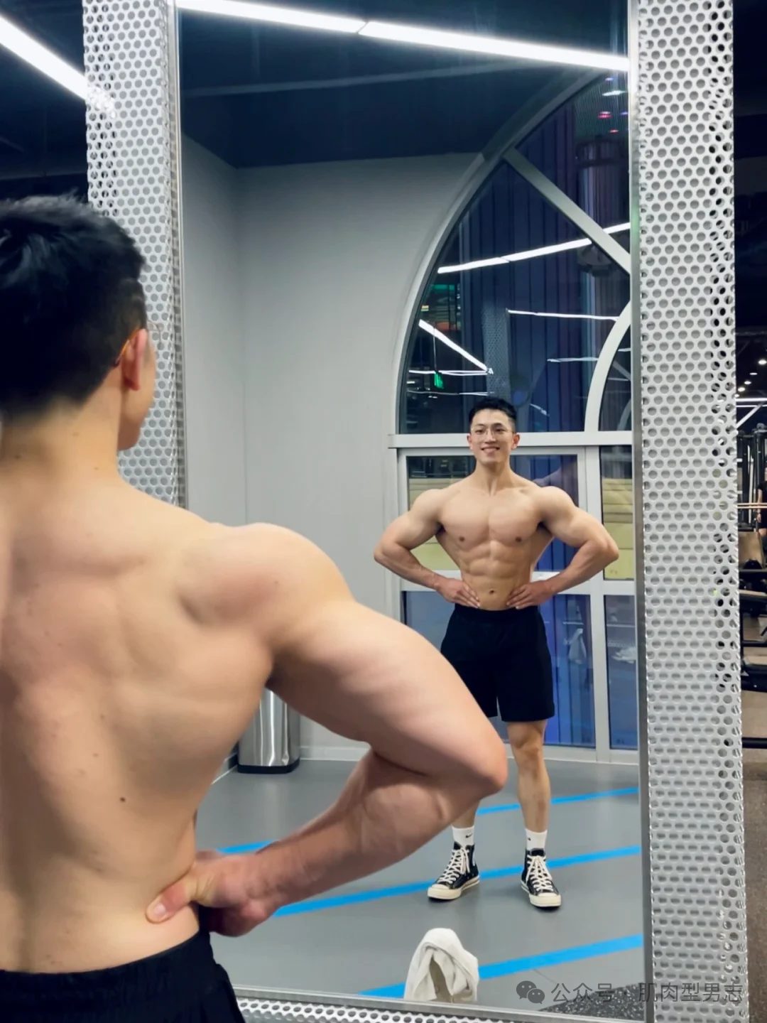 运动博主，硬实腹肌硬凹蝴蝶背，这大腿条状肌肉线条太犯规了