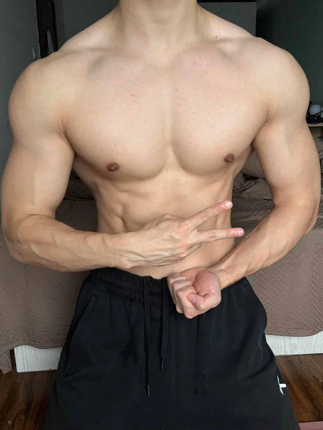 图片[4]-26岁北京自由健身教练，晒泵感肌肉，砖头胸格子腹还有牛蛙臂，这身材可以制霸健身房了-潮男潮北-潮男潮北