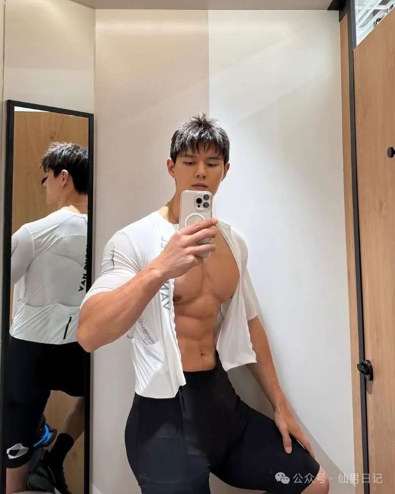 市场行情不好，体育生男模靠内裤圈粉……