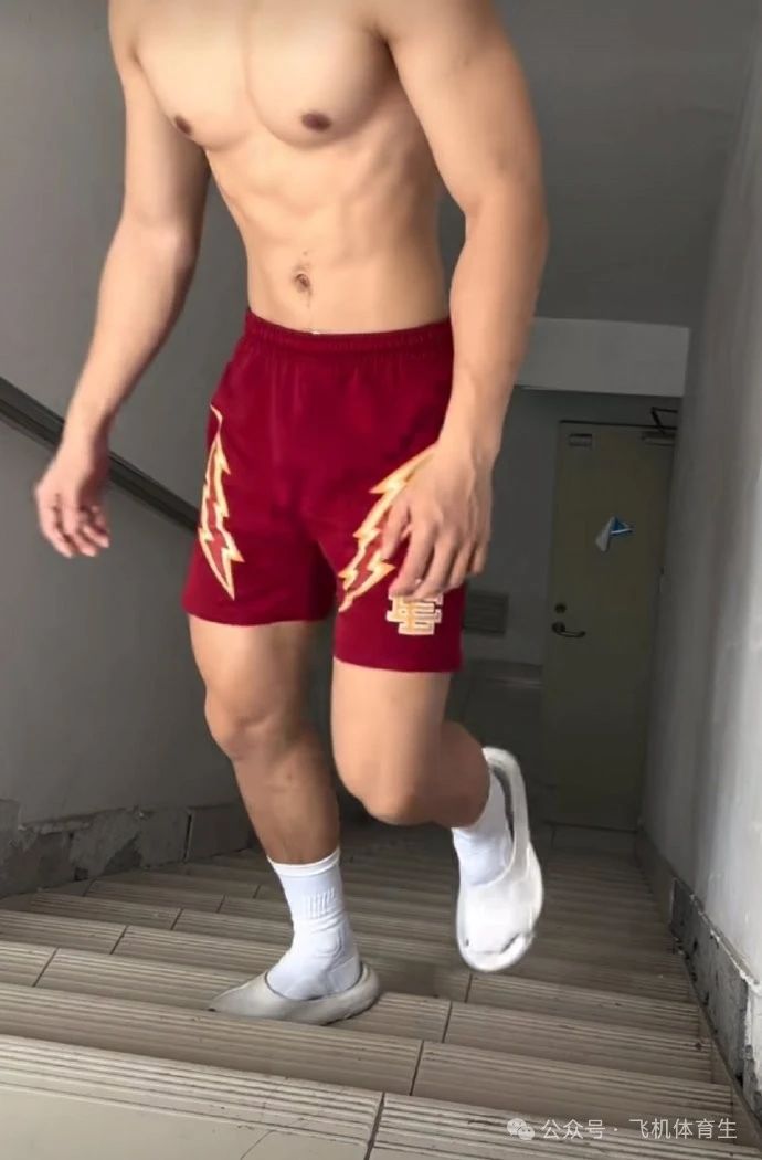 楼道活力四射腹肌体育生，裤兜太香了！