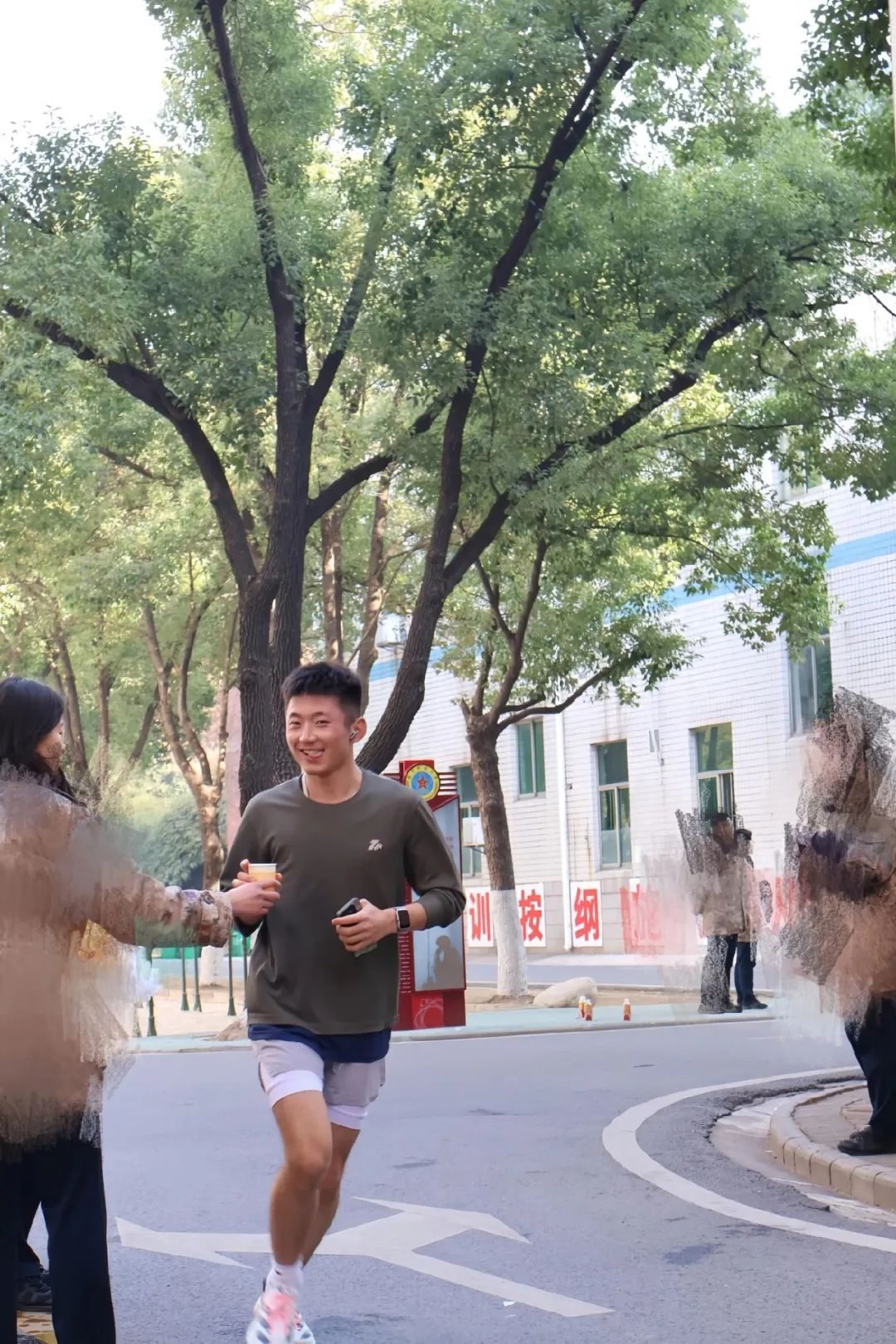 武汉体育学院的体育生小哥，穿灰裤子好看！