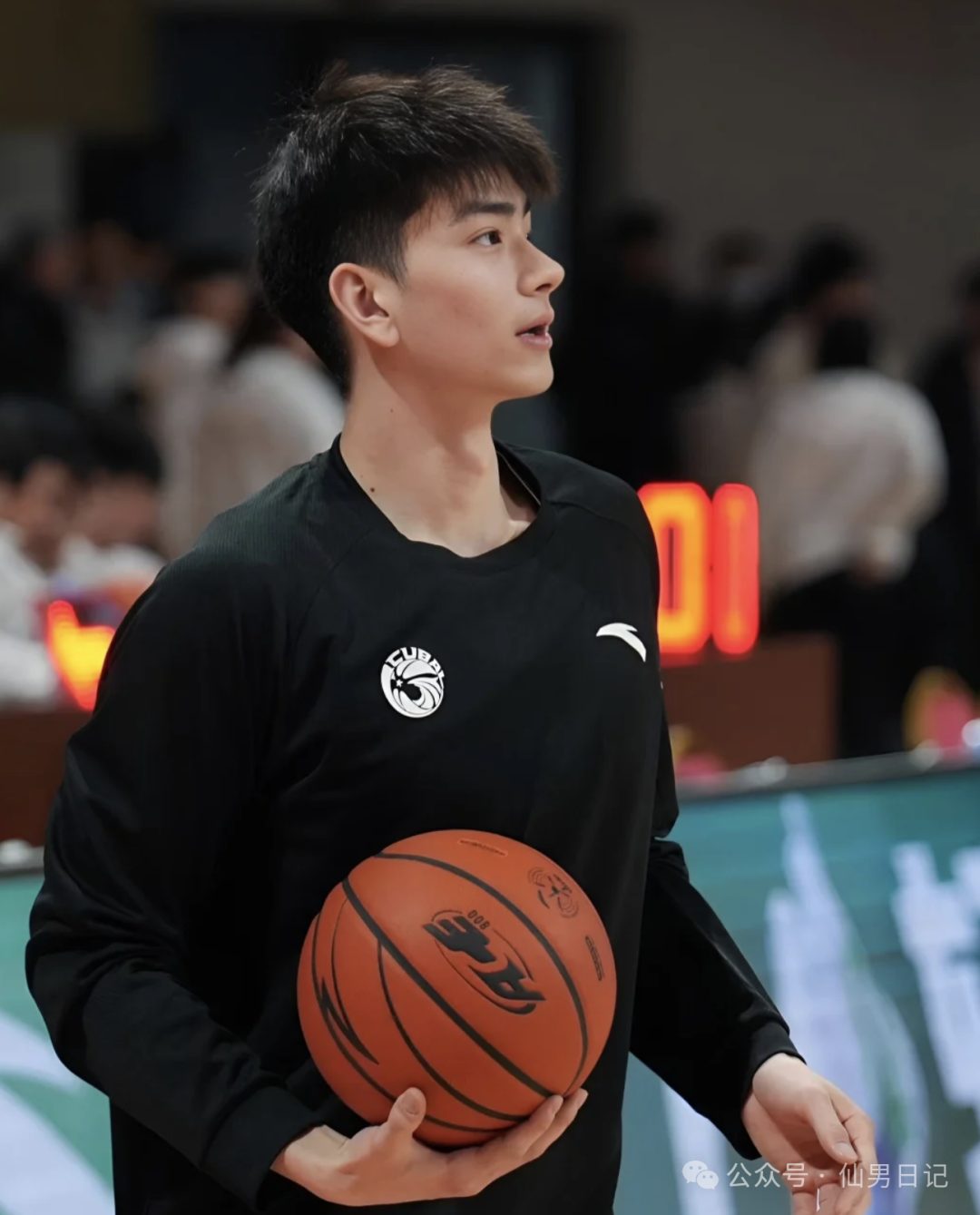 一双大脚被骂上热搜，正主竟然是 195cm 体育生帅哥！