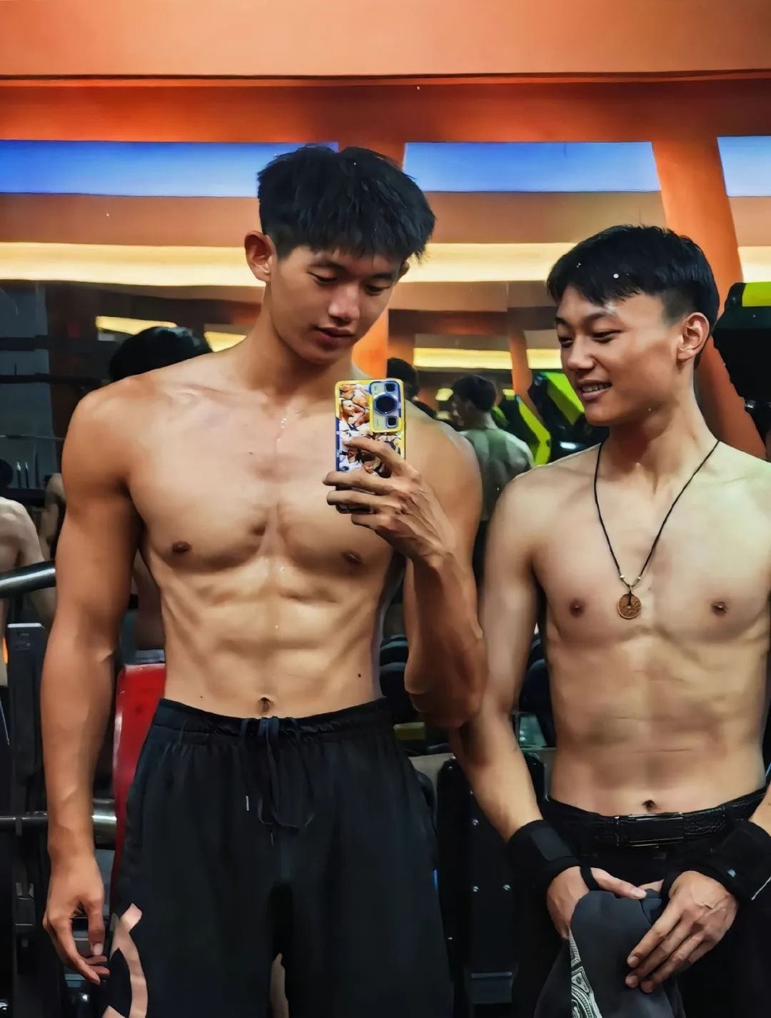 清华大学体育生长什么样？黑皮小腹肌满意吗？