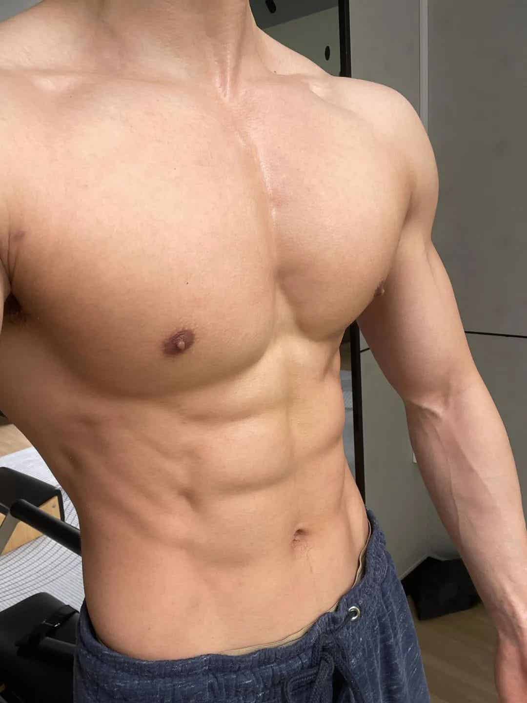 图片[2]-26岁北京自由健身教练，晒泵感肌肉，砖头胸格子腹还有牛蛙臂，这身材可以制霸健身房了-潮男潮北-潮男潮北