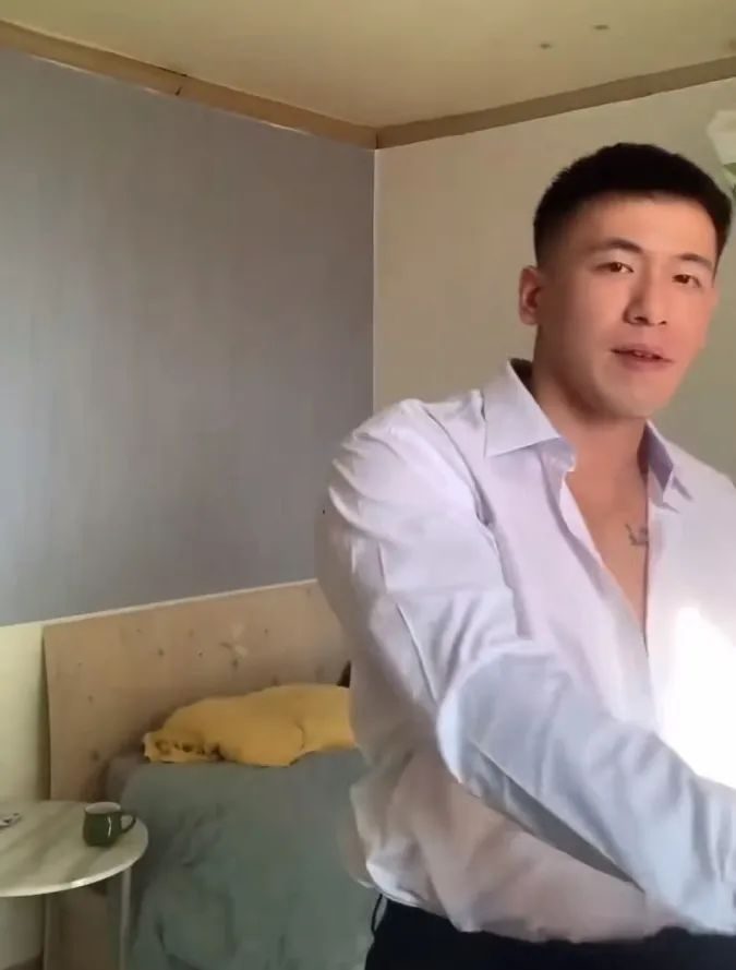 采访视频流出太火，导致退网的他现在怎么样了？